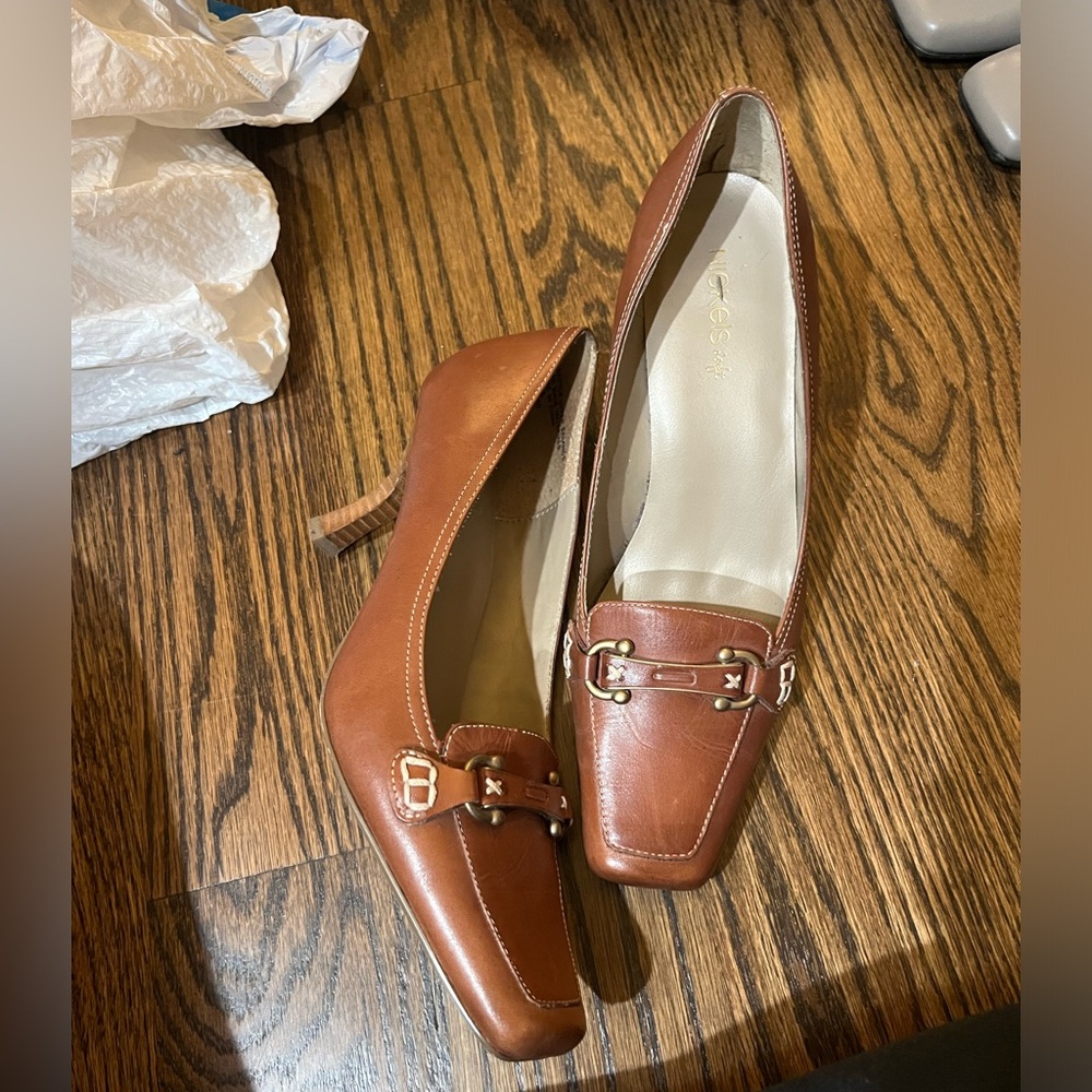 Brown kitten western pumps with gold metallic hardware like new with defect